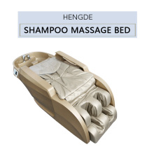 Cabeleireiro com massagem nas pernas e massagem com xampu
